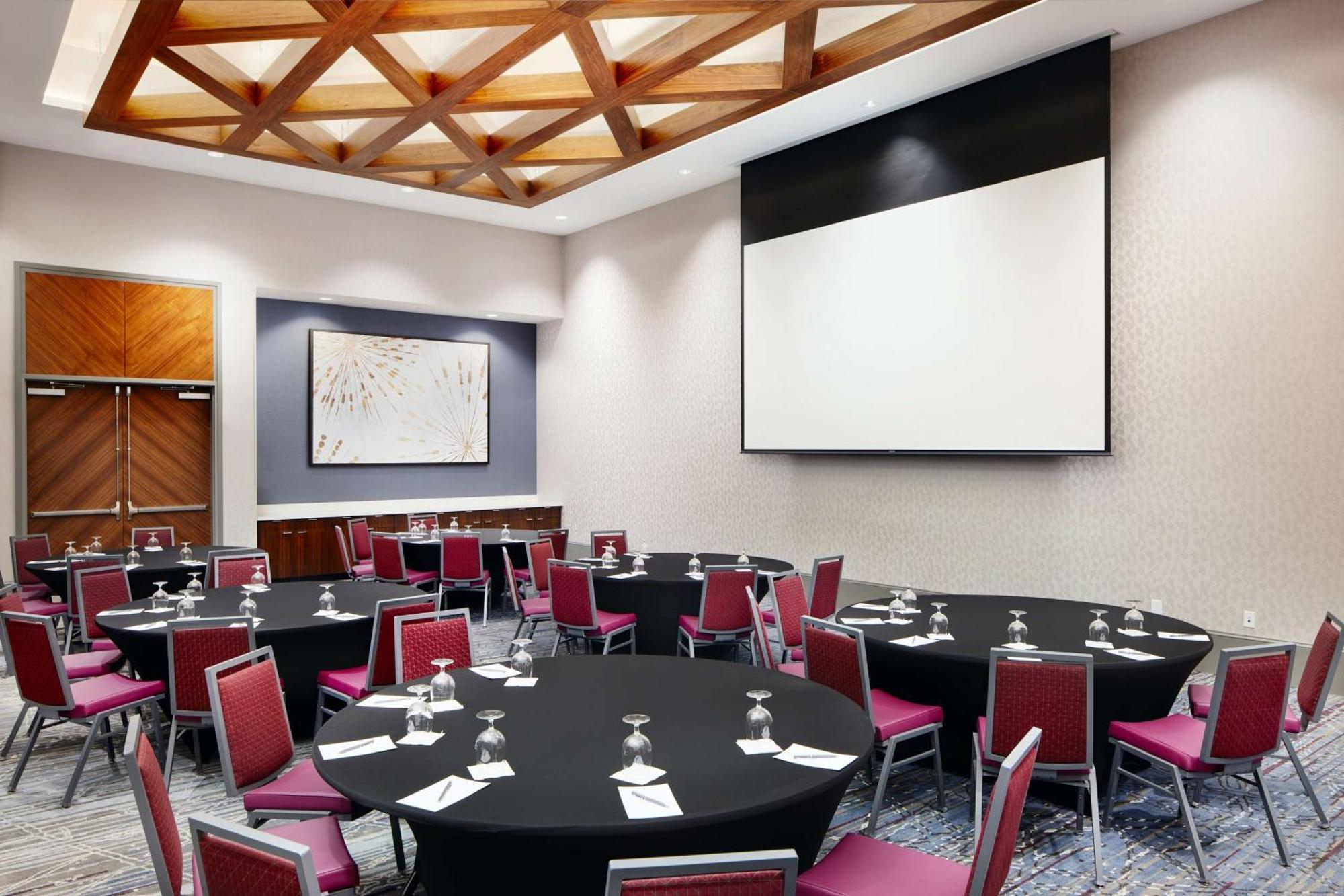 Hotel Embassy By Hilton Atlanta Airport North 4*