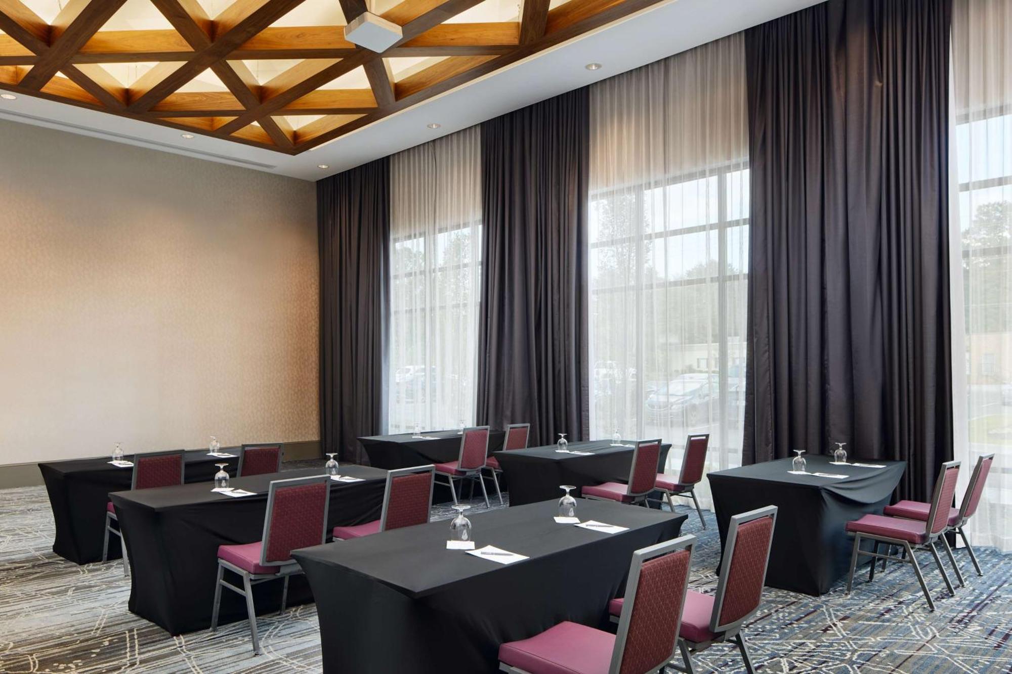 Hotel Embassy By Hilton Atlanta Airport North Hapeville
